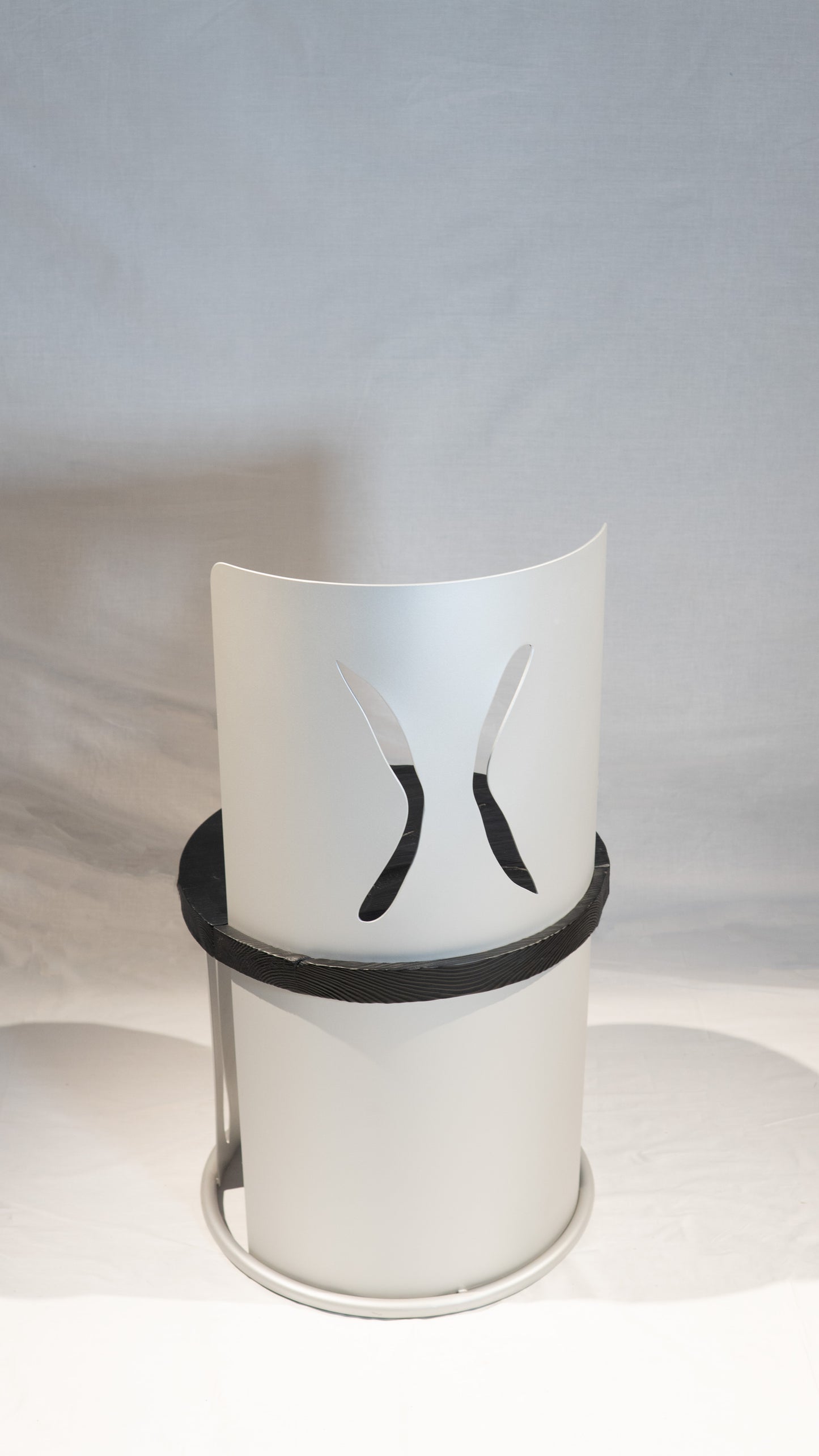 "Amnos" – A throne for stillness